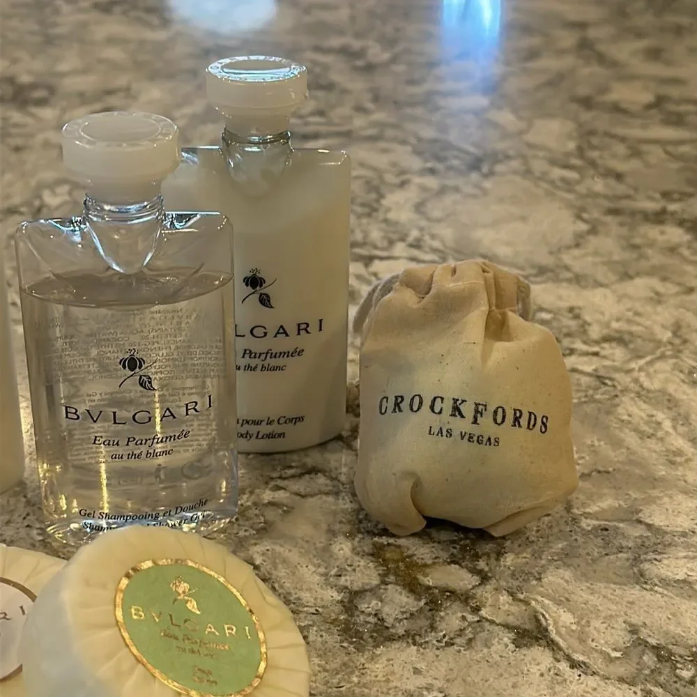 🛁 Bvlgari Hotel Travel Set – Eau Parfumée White Tea + Green Tea – 7-Piece